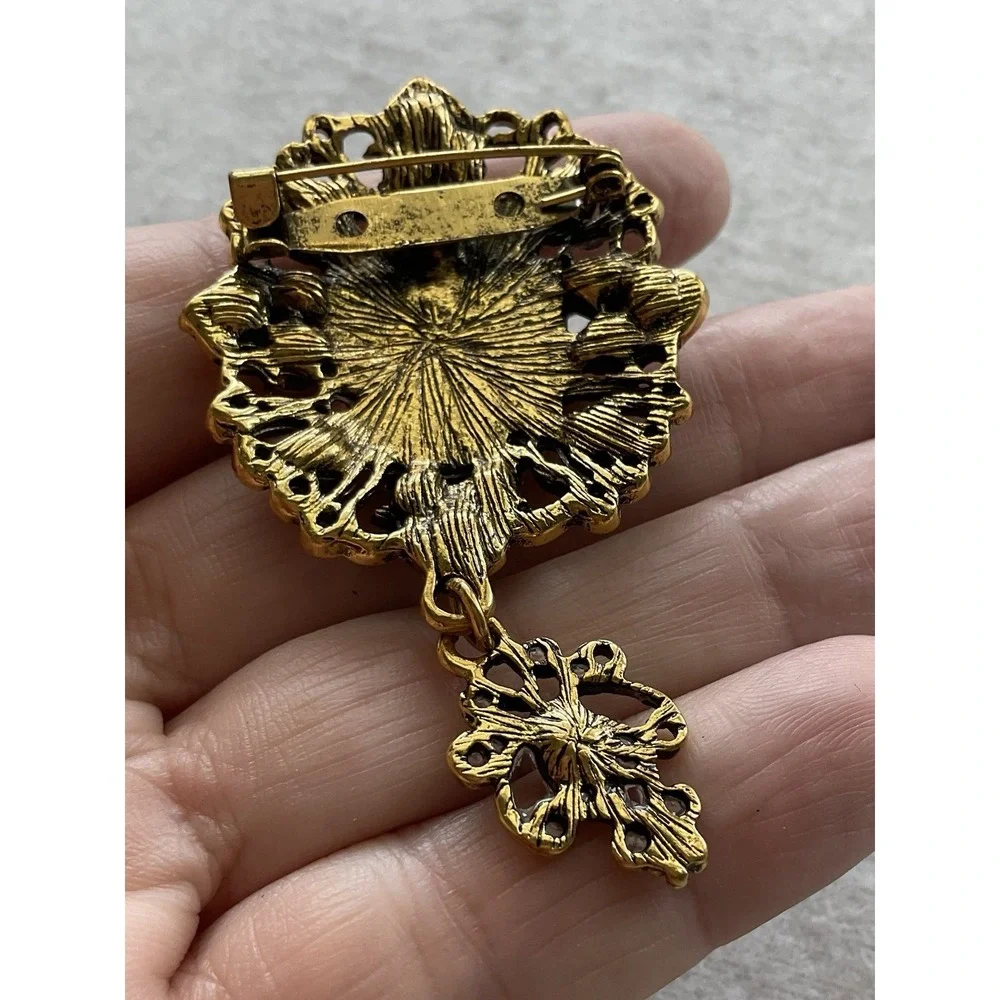 antique-style gold-tone cameo brooch Dangling Filigree Charm Vintage Estate Jewe